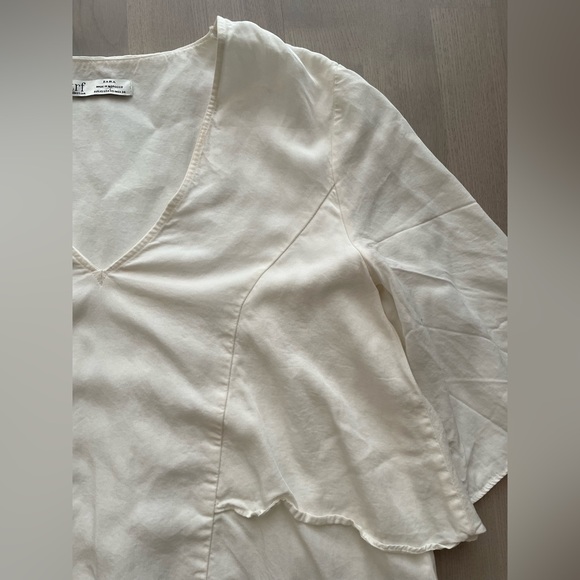 Zara Ivory Tiered High Low Summer Top w/ Short Bell Sleeves and Side Ruffles - Picture 4 of 6